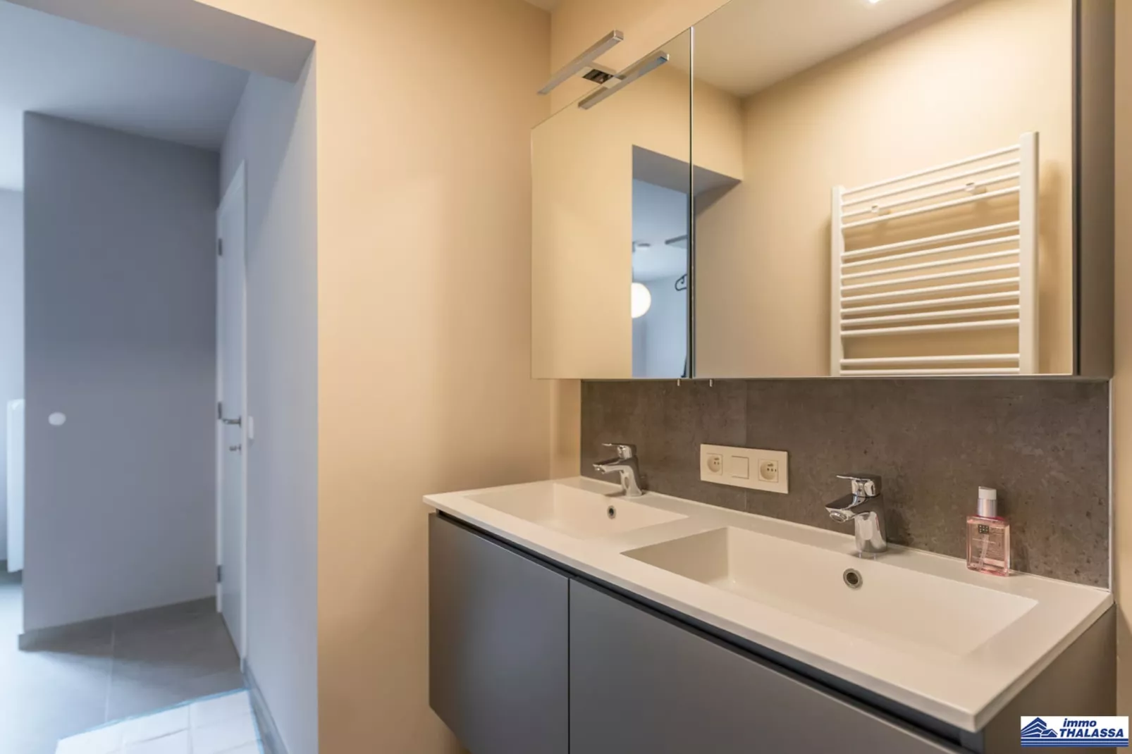 Le Roulis 0501-Badezimmer