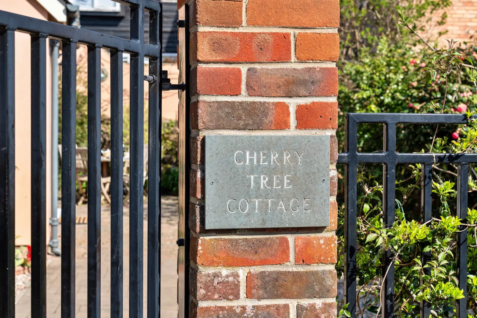 Cherry Tree Cottage-Gardens summer