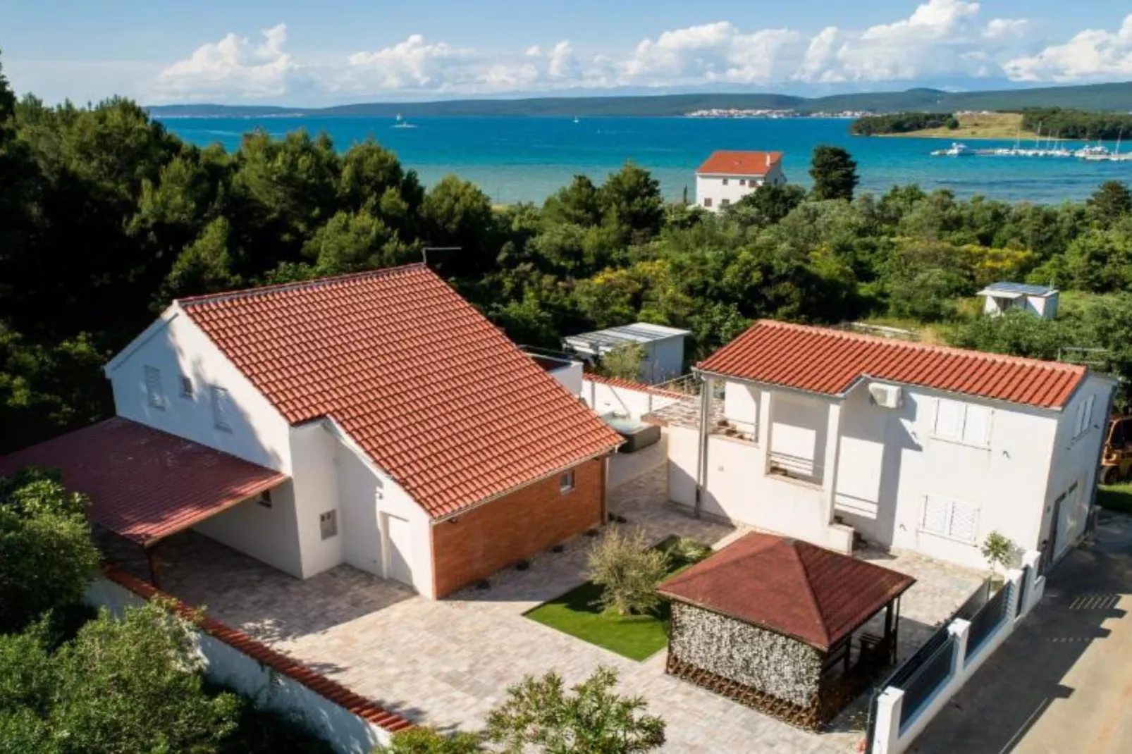 Four Bedroom Villa With Hot Tub-Vue