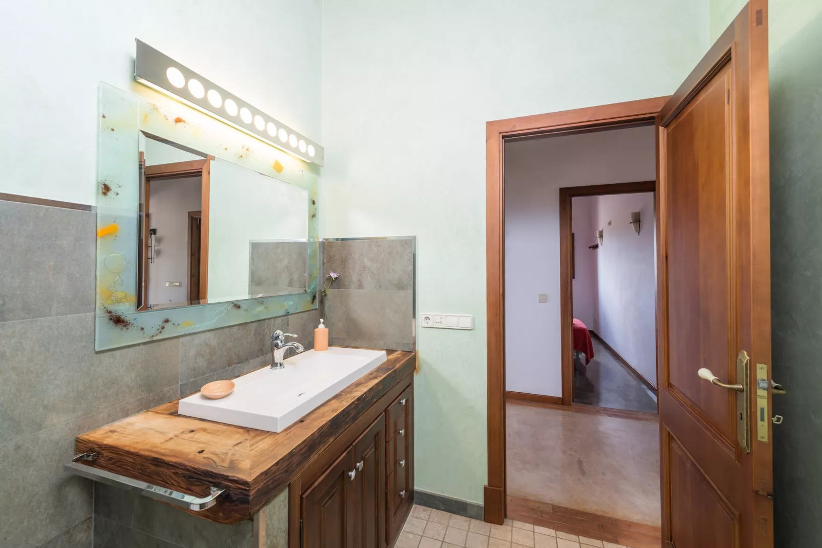 Son Frau-Bathroom