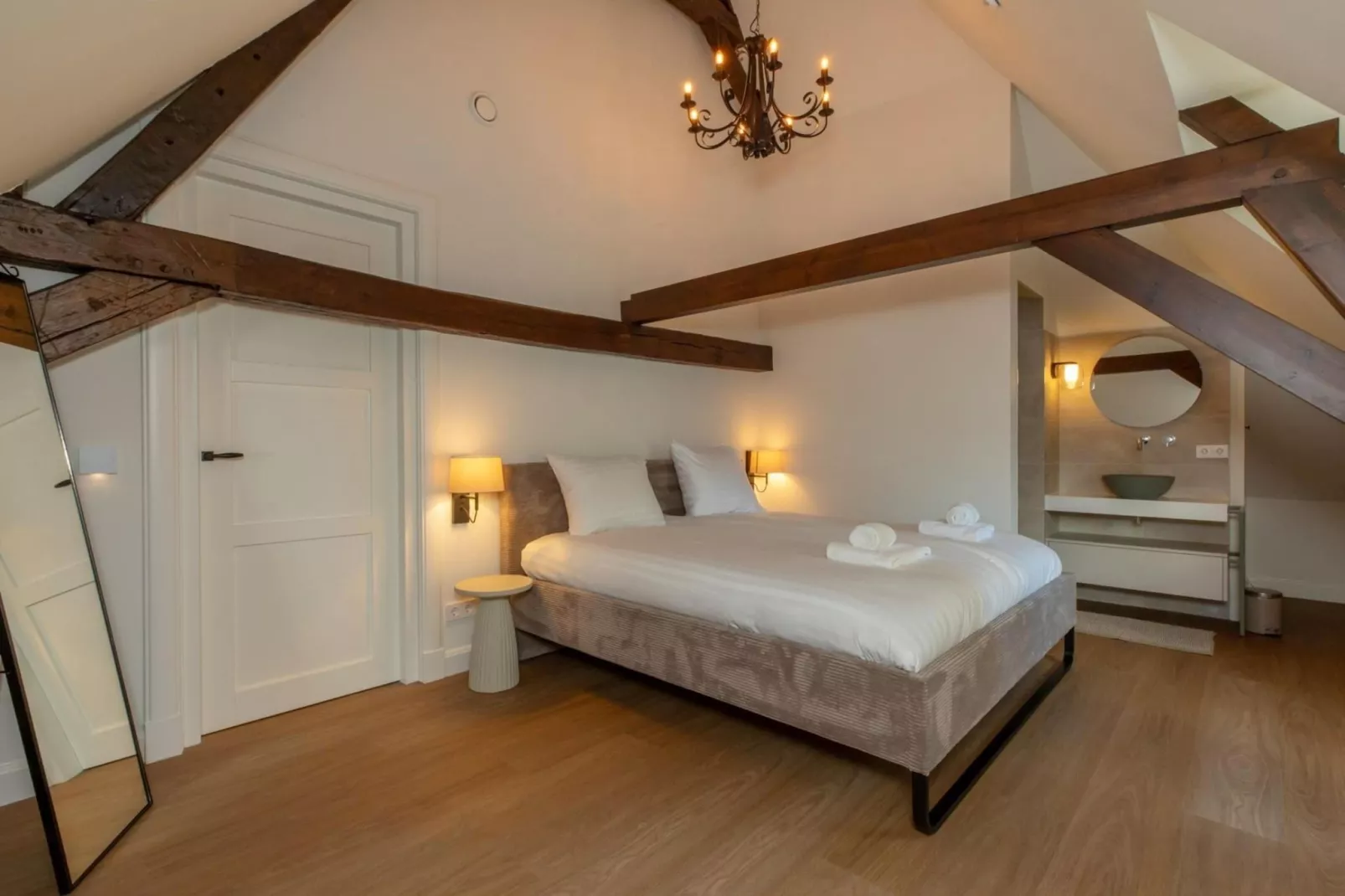 Vakantiehuis 'Boerderij Molenhof' - Stationsweg 5  Heinkenszand-Bedroom