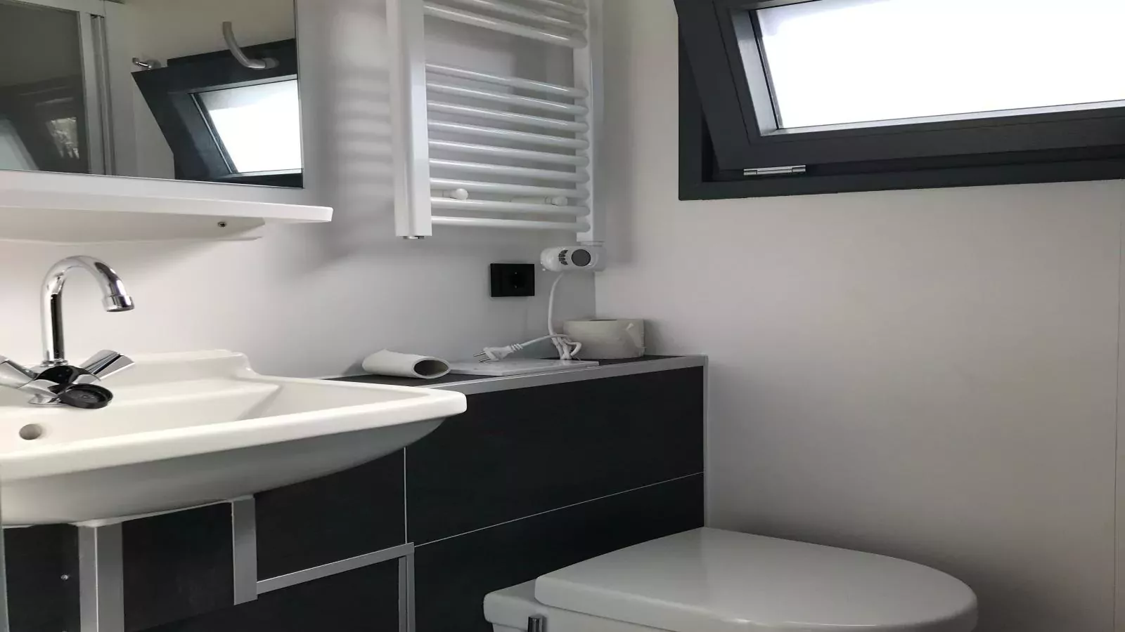 Floating in Heeg-Bathroom