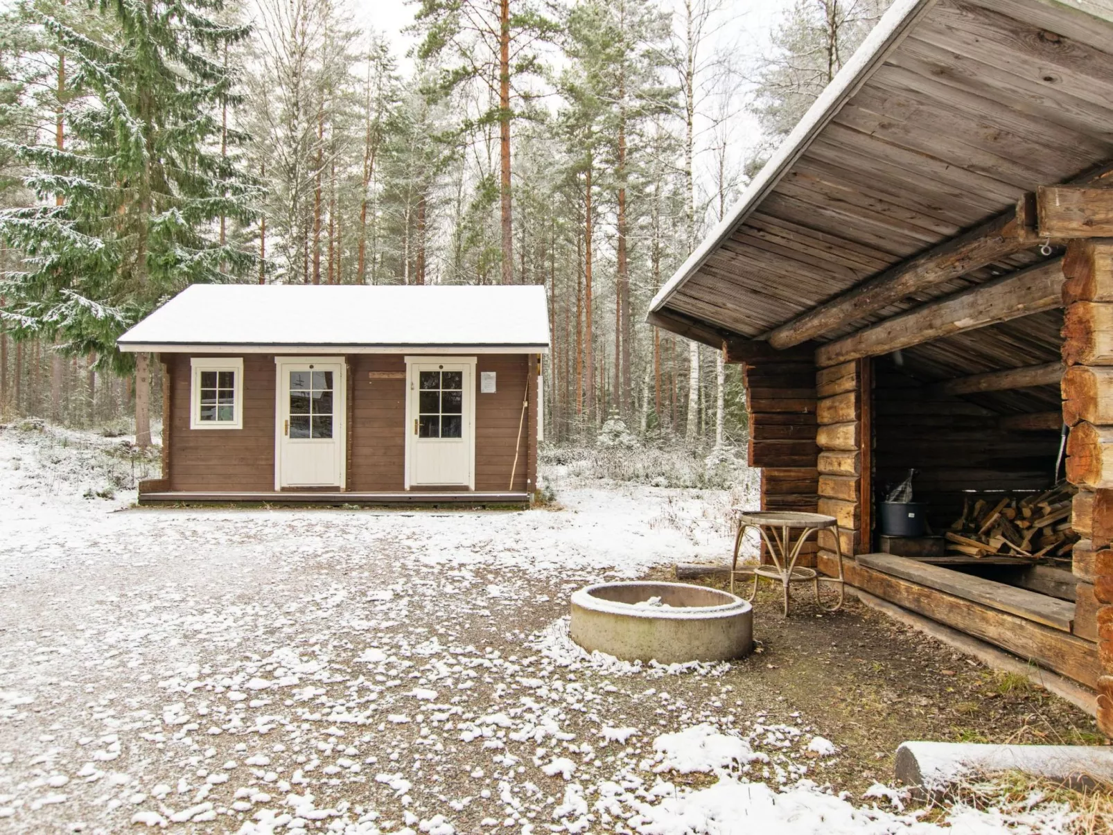 Kilpolan orvokki, pauliina ja karoliina-Outside