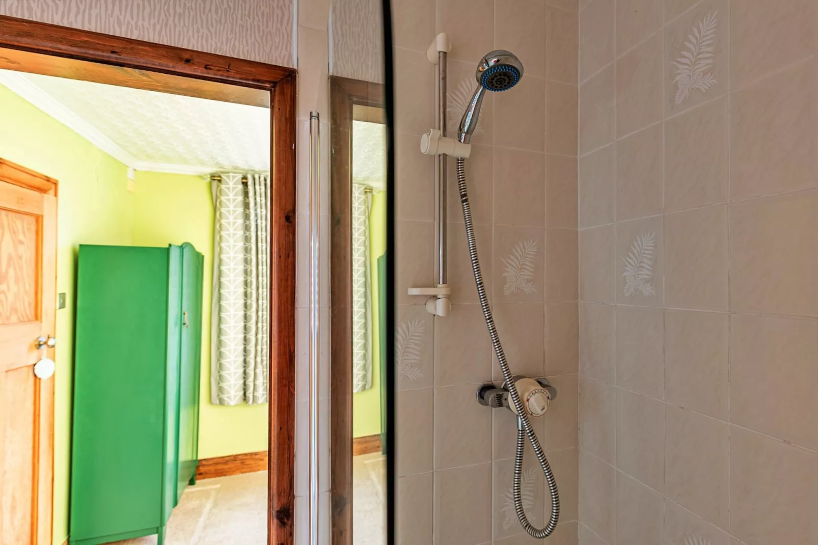 Ty Gwyn Hideaway-Bathroom