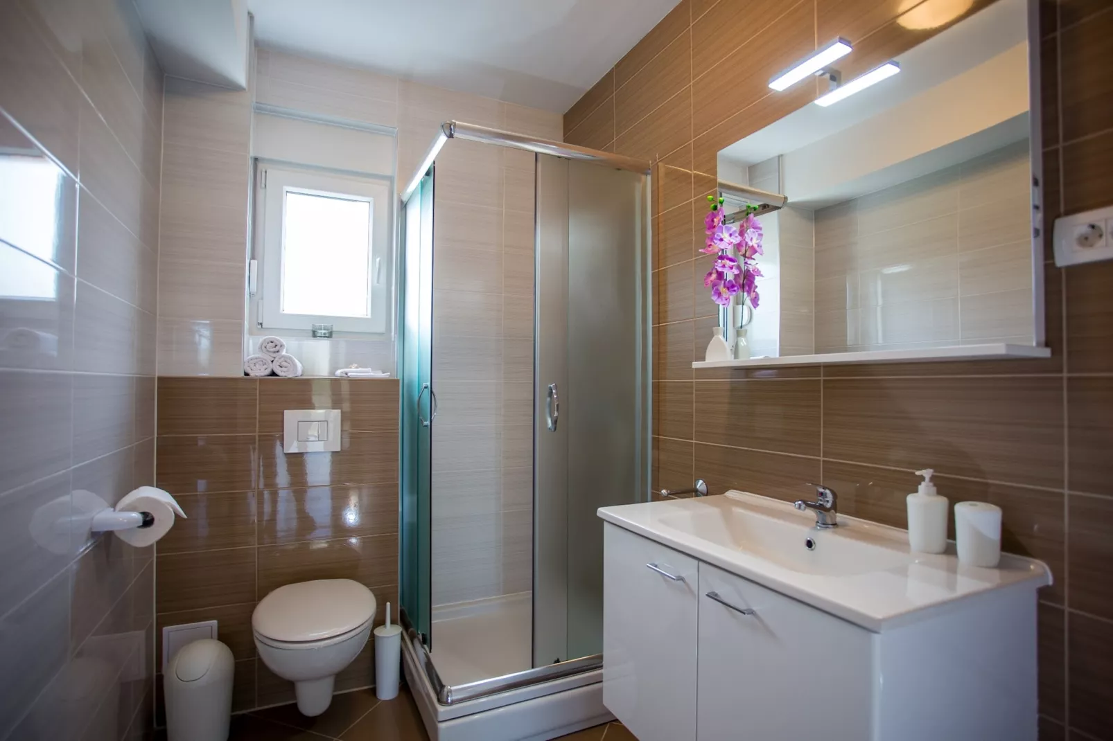 Enelani 1-Badezimmer