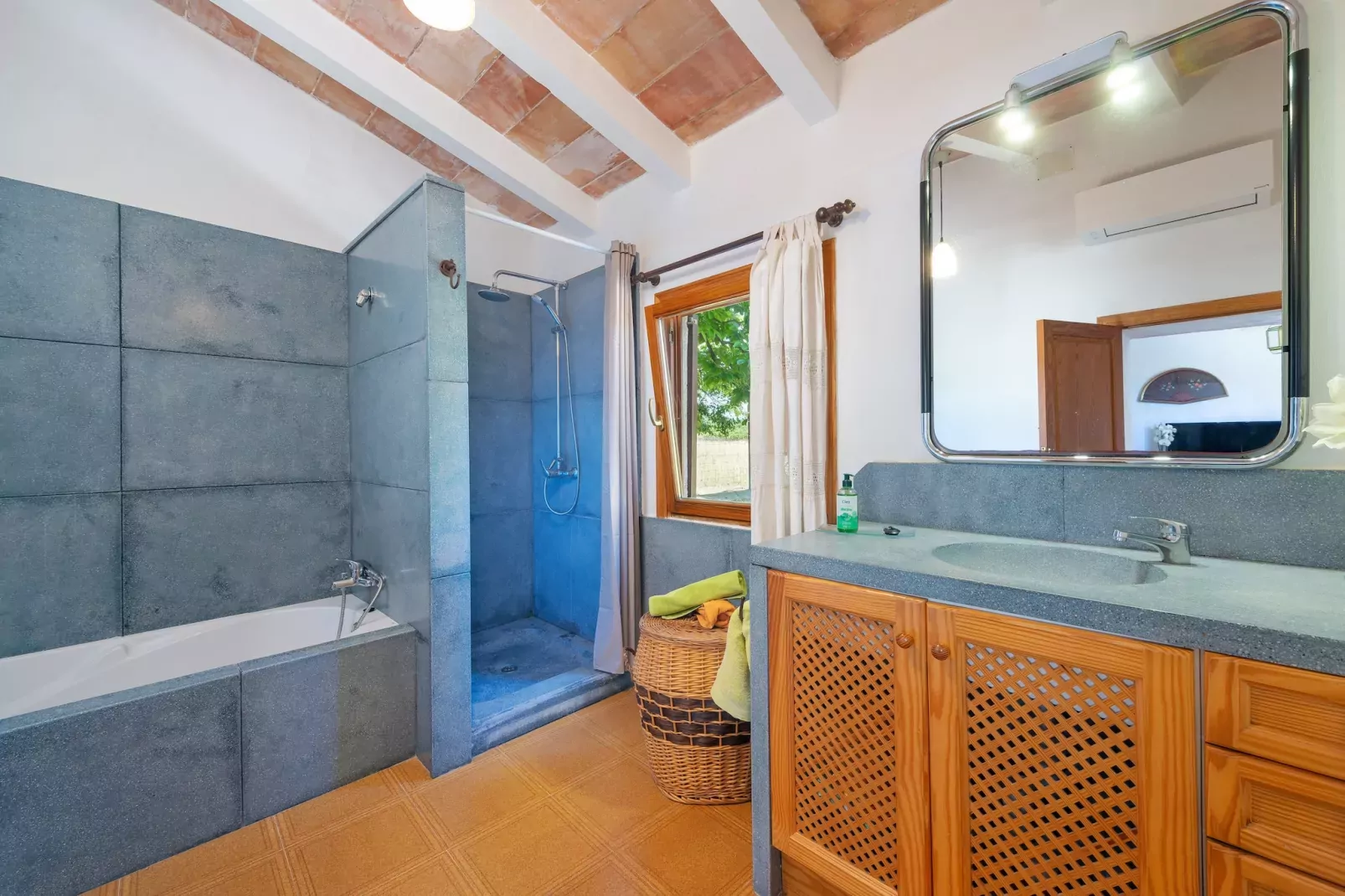 Can Sua-Bathroom