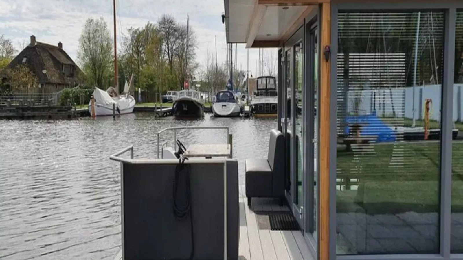 Floating in Heeg-Exterior summer