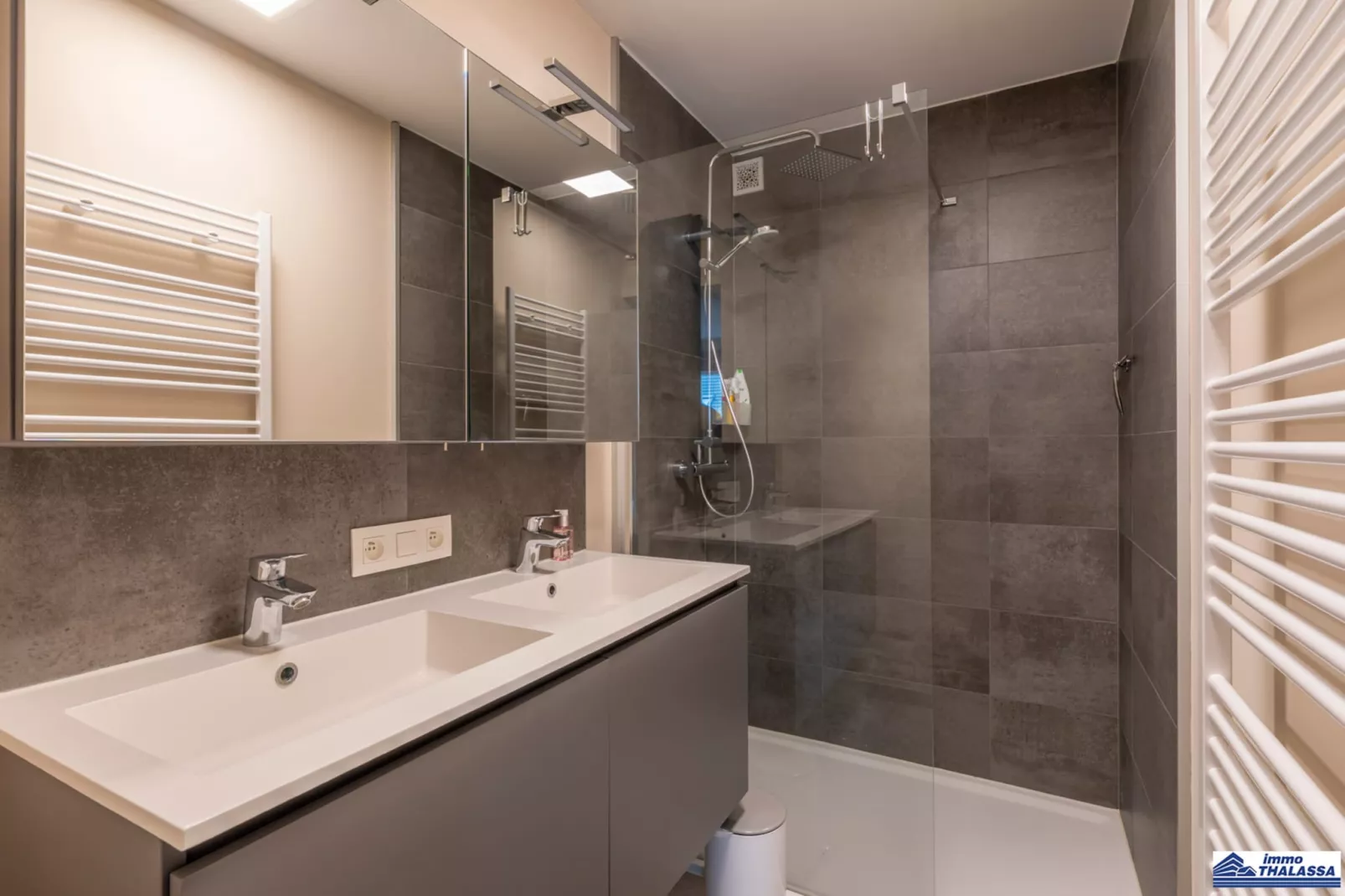 Le Roulis 0501-Badezimmer