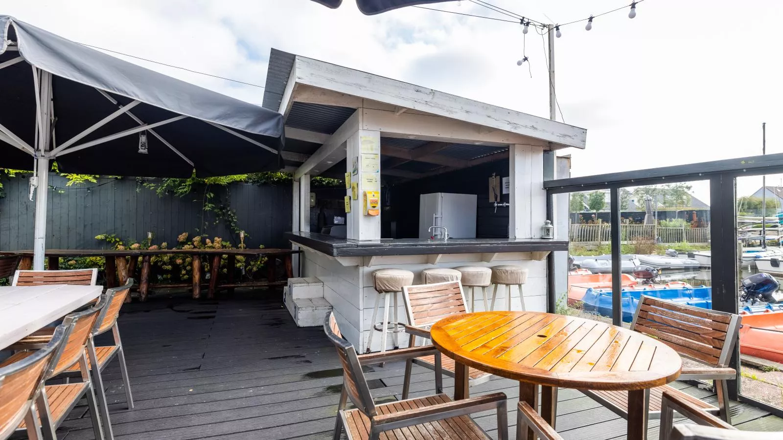 De Kaag Watersport Groepsaccommodatie - 80 pers-Terrassenbalkon