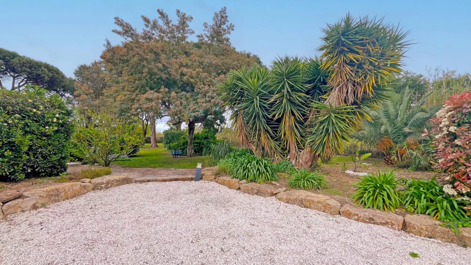 Les Romarins-Gardens summer