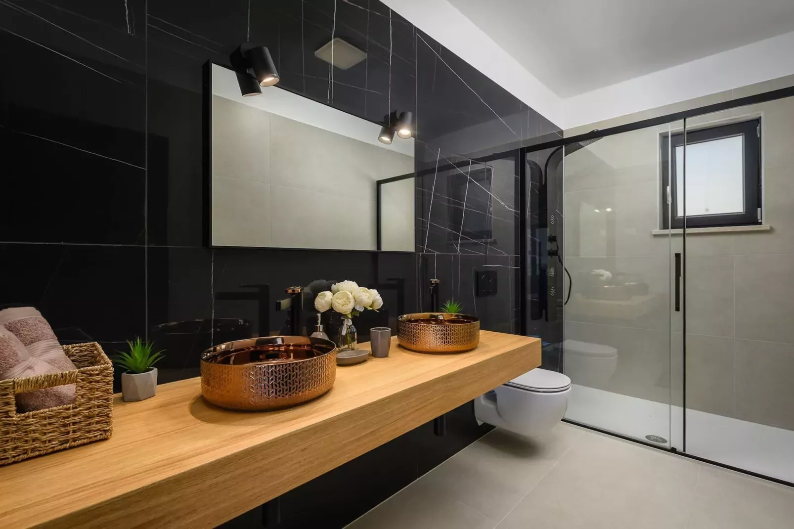 Villa de la Vie with Heated Swimming Pool-Bathroom