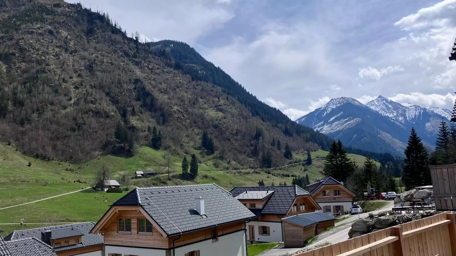 Ahorn Mountainlodge-View summer