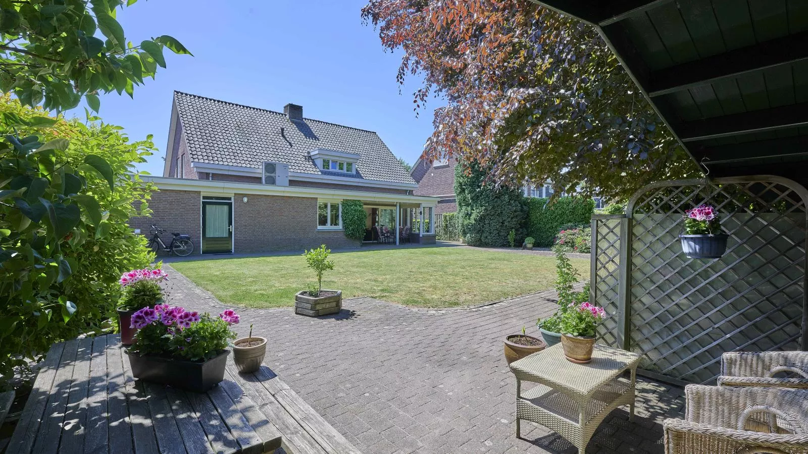 Lionshuis-Gardens summer