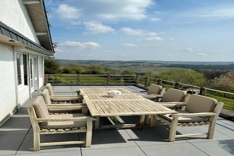 Schöne freistehende Villa mit Sauna in Érezée-Terrassenbalkon