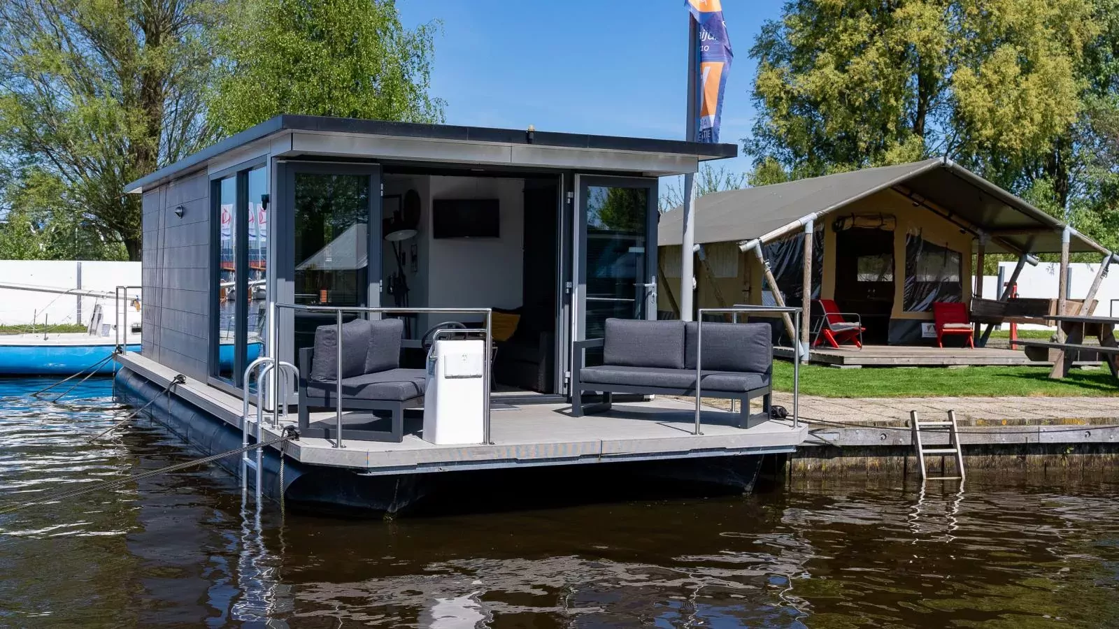 Floating in Heeg-Exterior summer