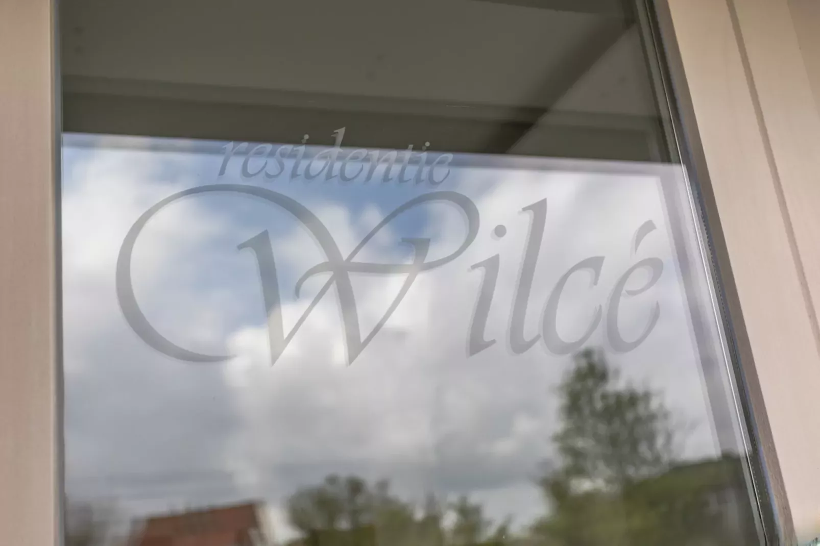 Wilcé 0102-Atmosphere