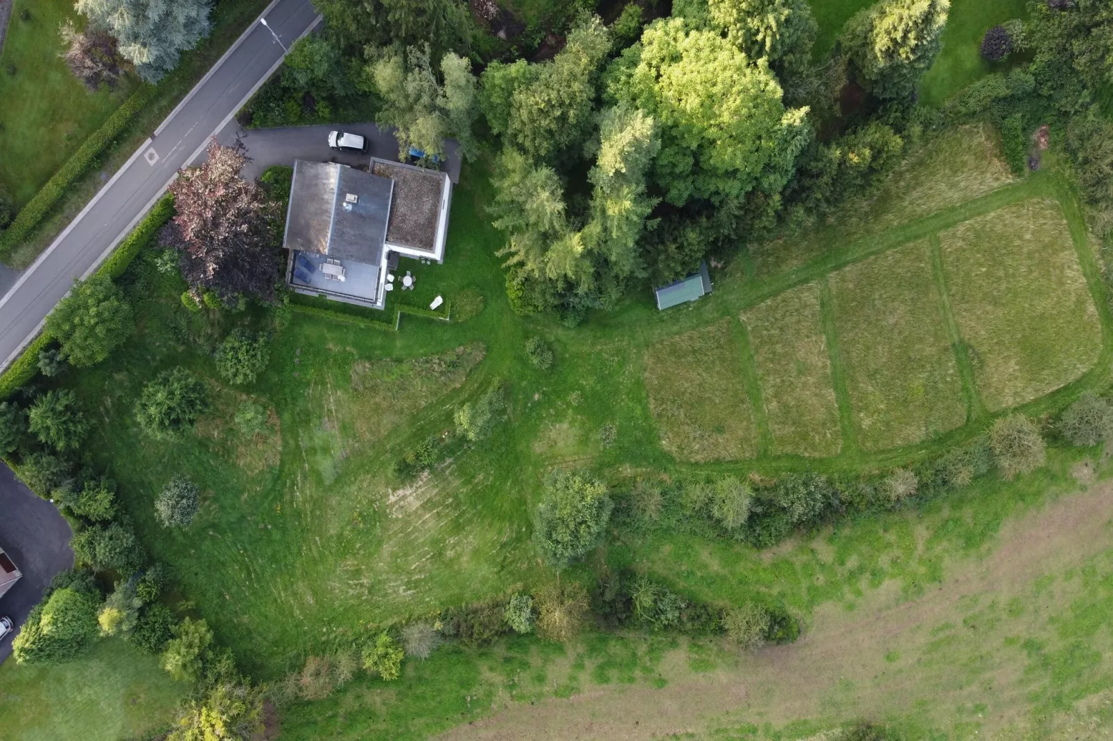 Schöne freistehende Villa mit Sauna in Érezée-Gärten Sommer