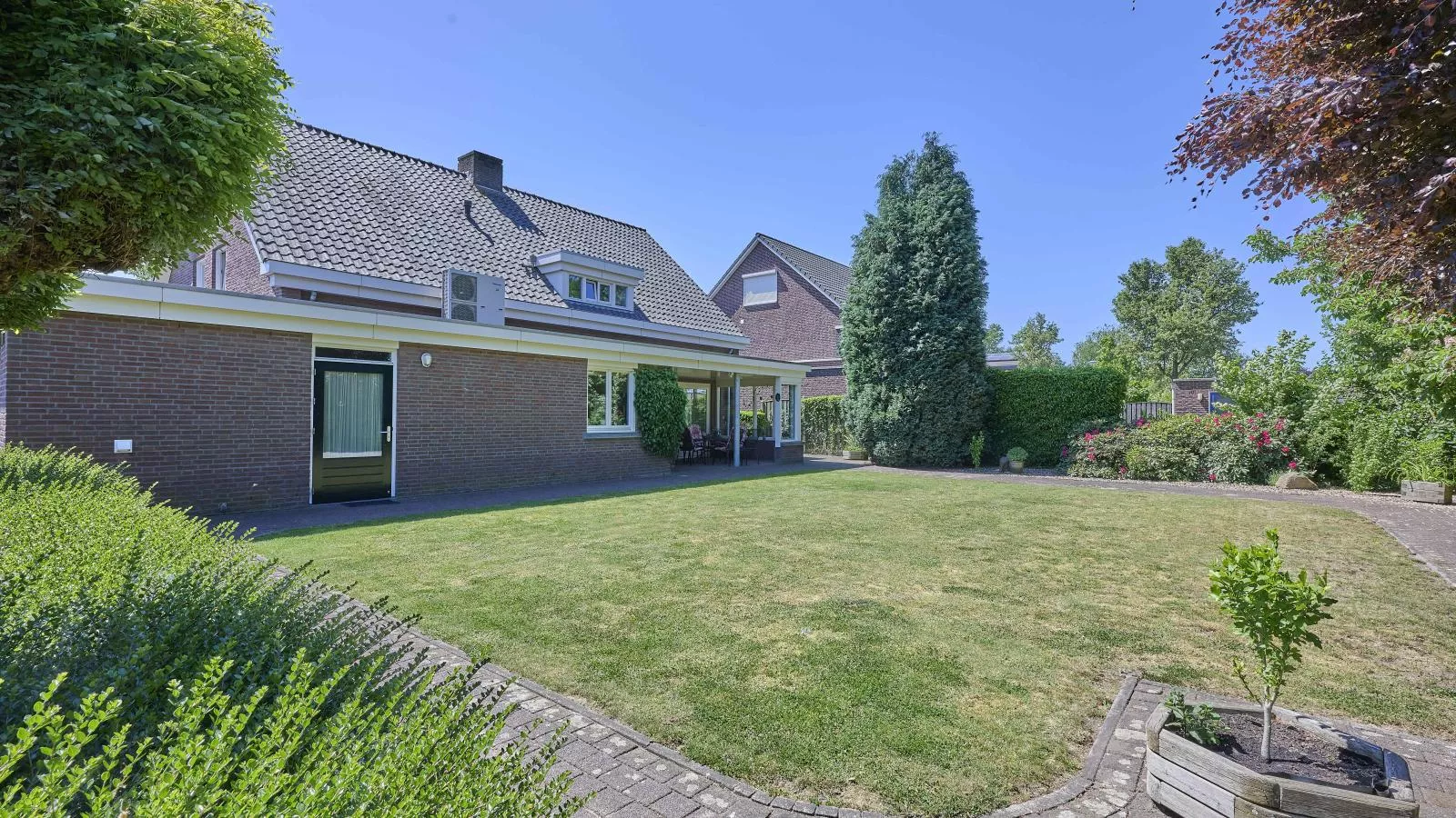 Lionshuis-Gardens summer