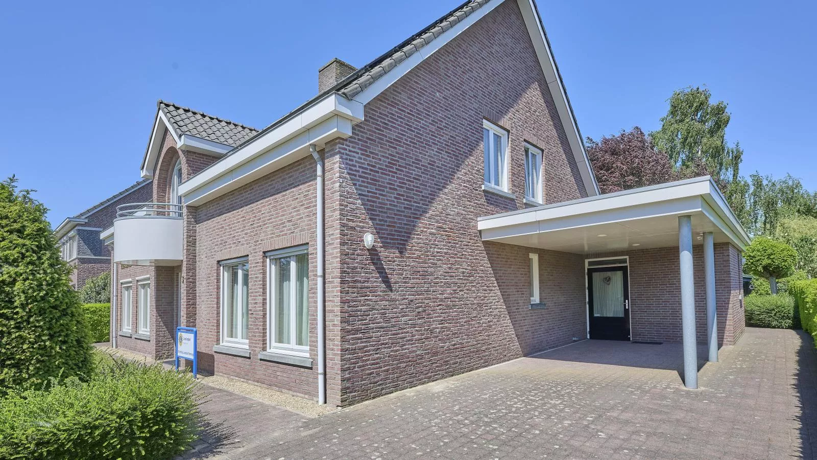 Lionshuis-Exterior summer