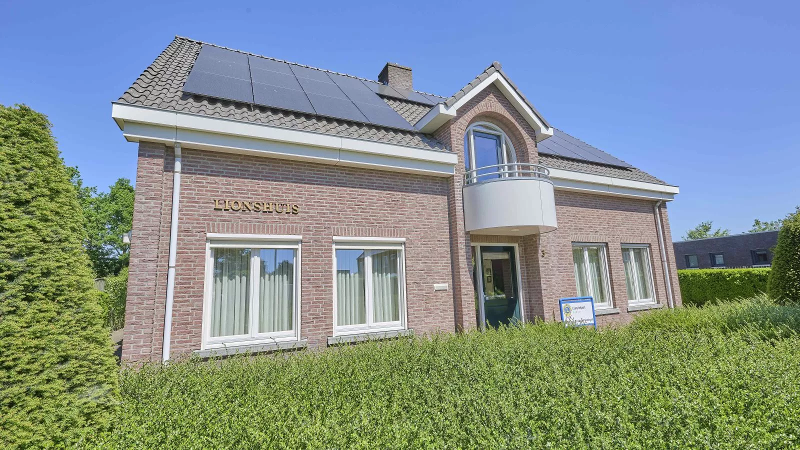 Lionshuis-Exterior summer