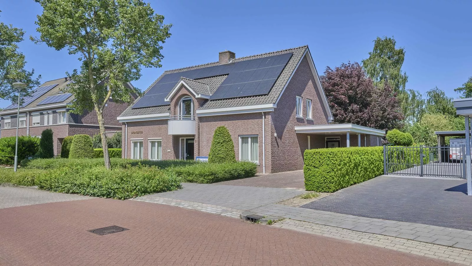 Lionshuis-Exterior summer