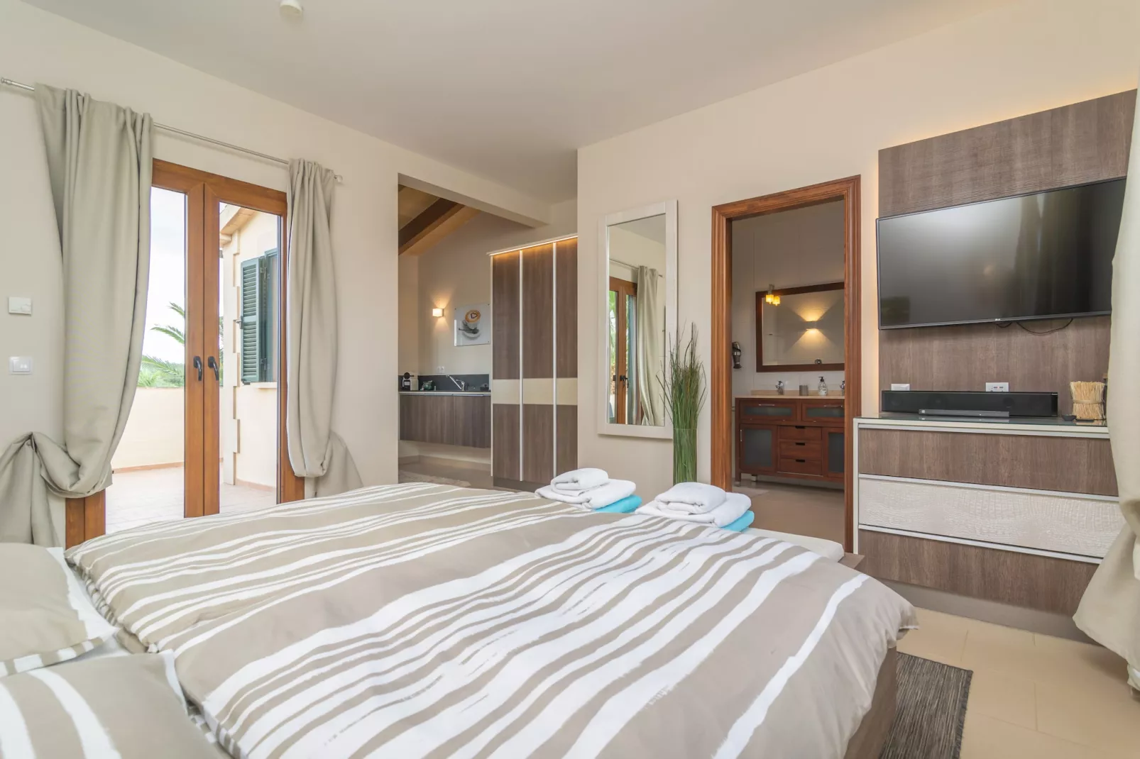 Villa Sun Club Home-Image-tags.