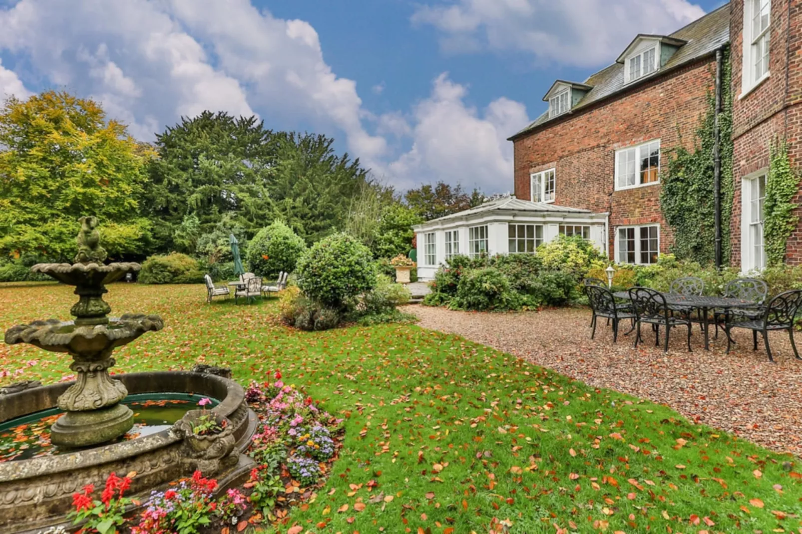 Walcot Hall-Gardens summer