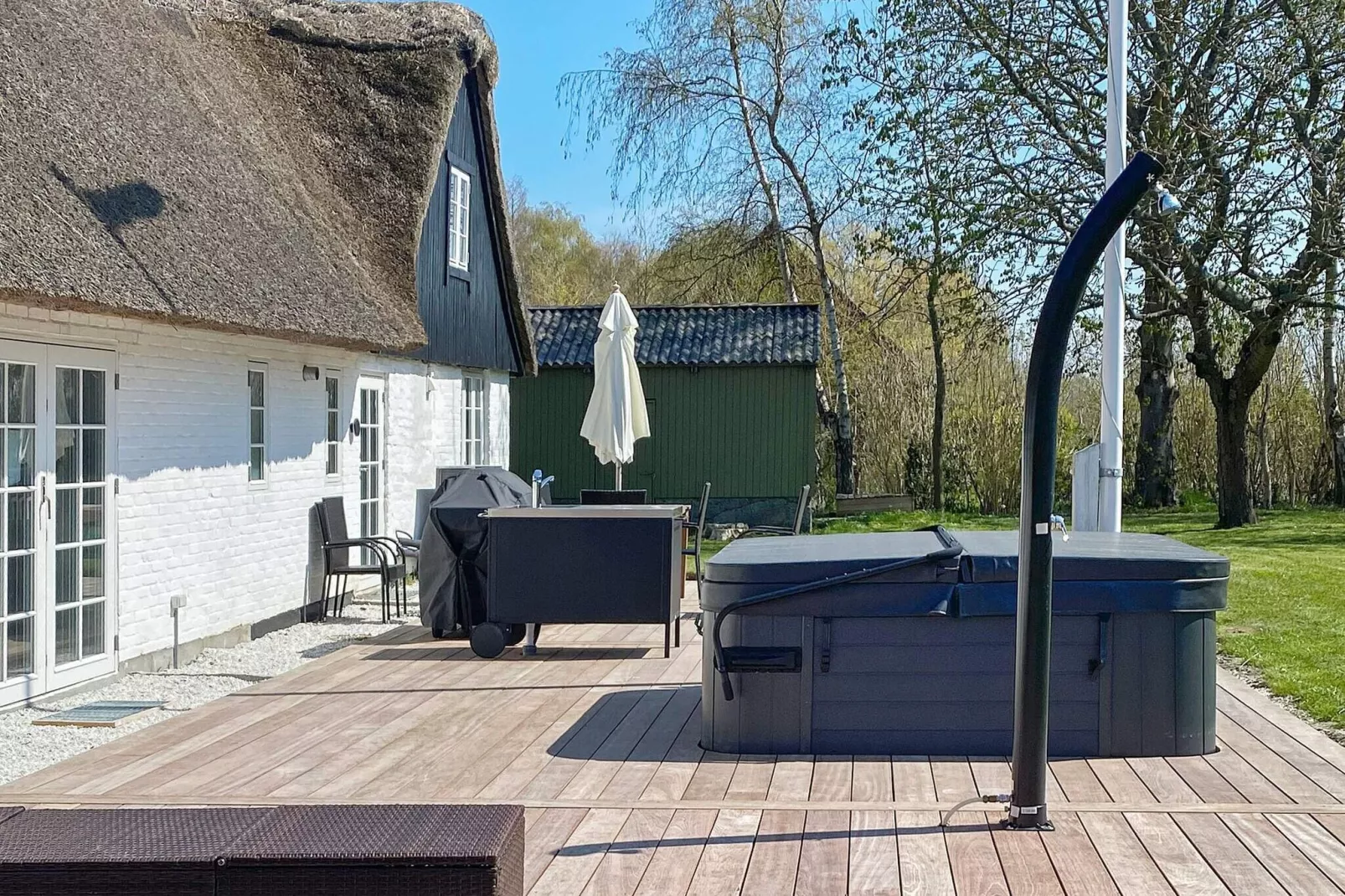 Idyllic Thatched Cottage Retreat-By Traum-Outdoor