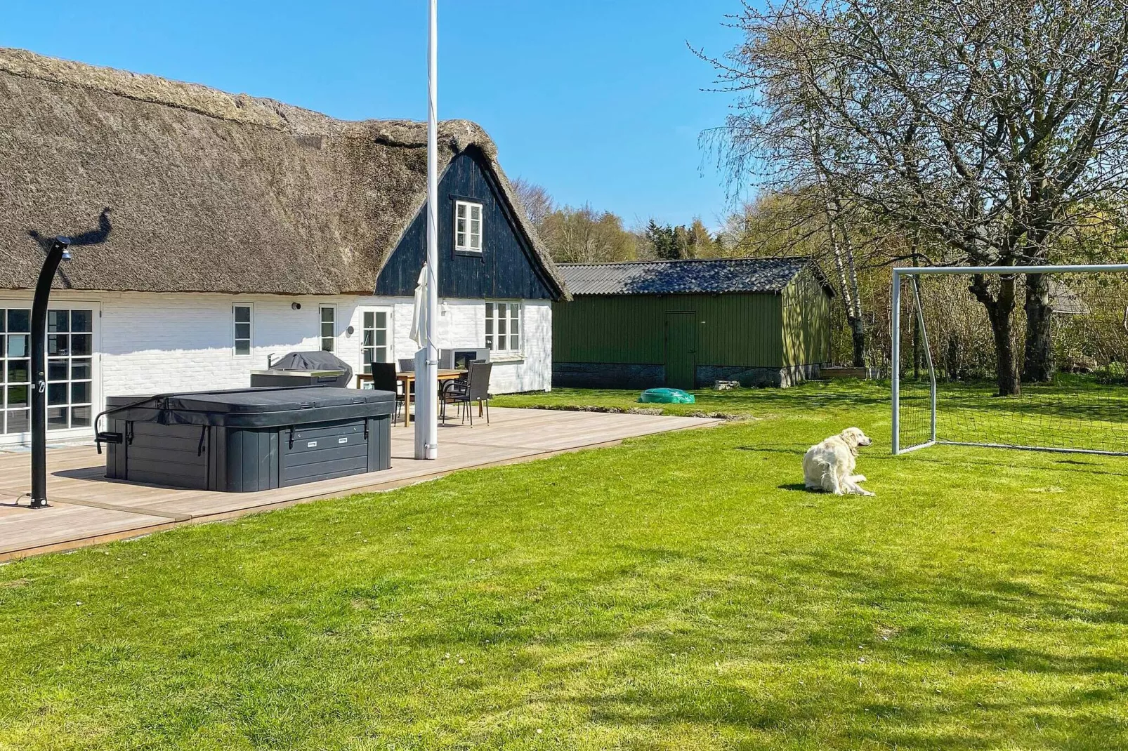 Idyllic Thatched Cottage Retreat-By Traum-Outdoor
