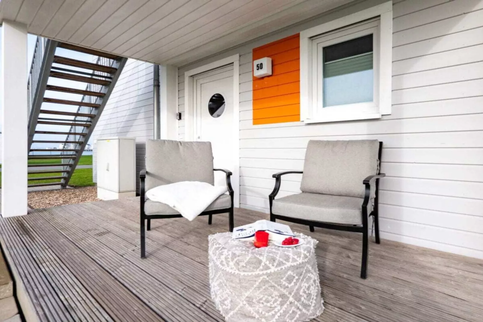 424127-Terrassenbalkon