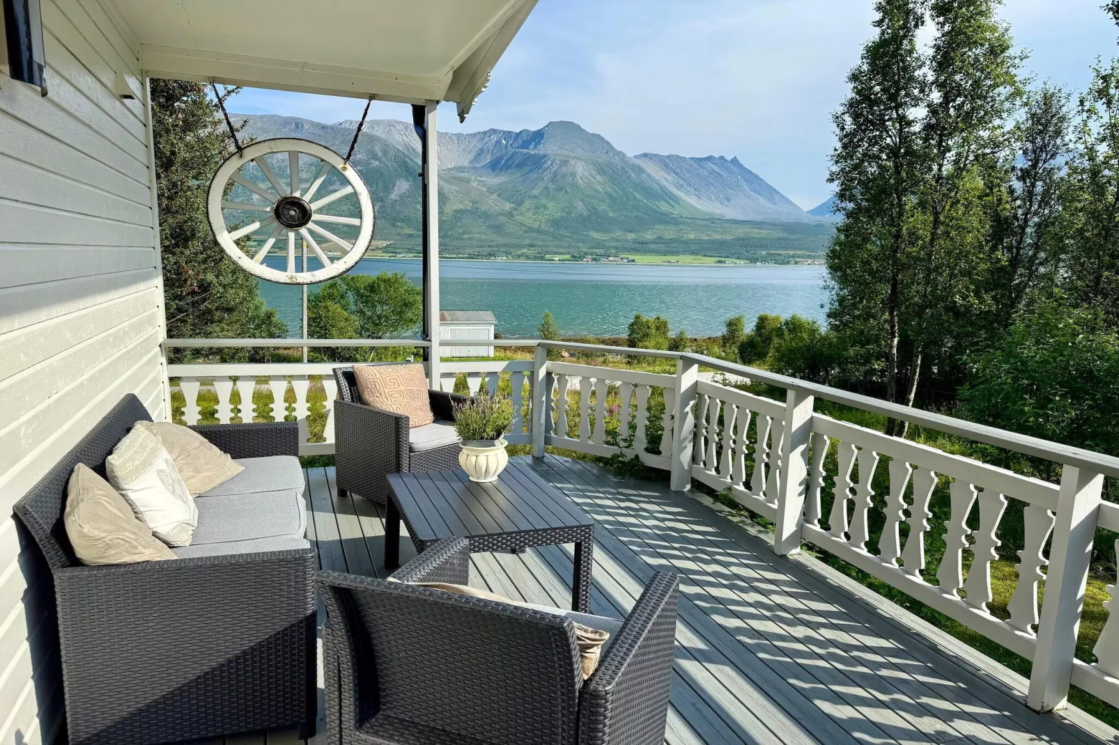 Seaside Retreat in Lyngen-By Traum-Water view