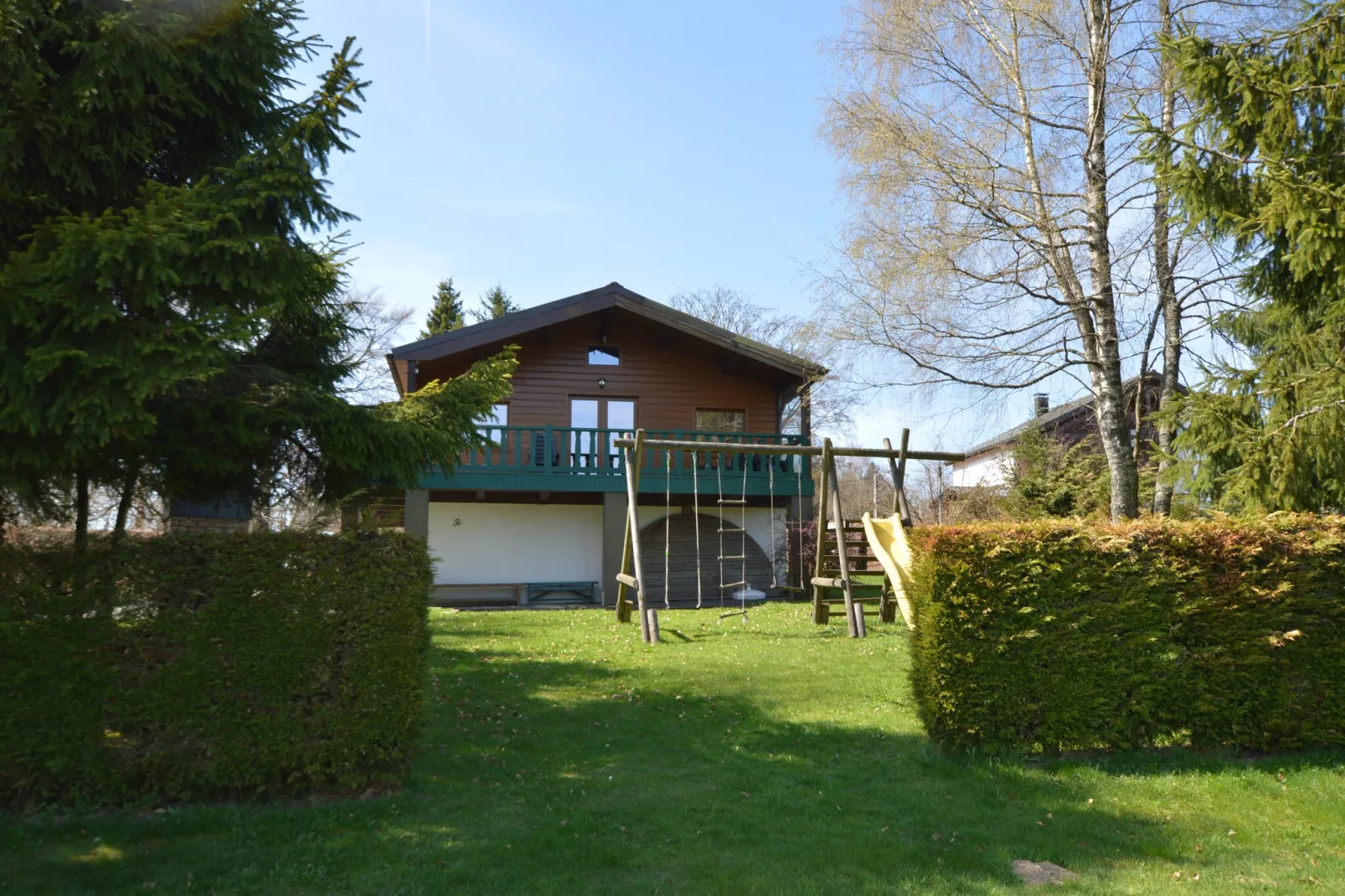 Le Chalet des Robinsons-Exterior in summer