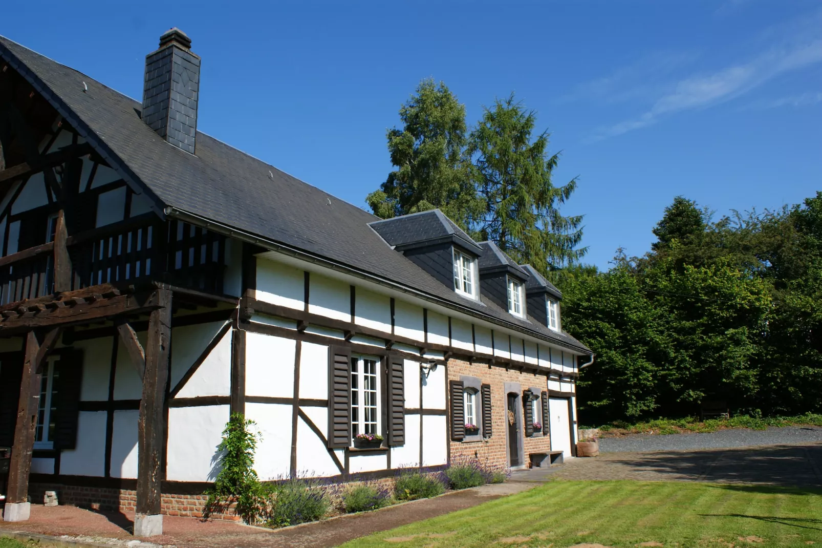 La Capucine-Exterior in summer
