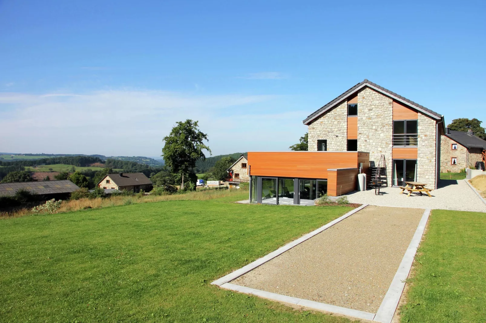 Rêve Orange-Exterior in summer