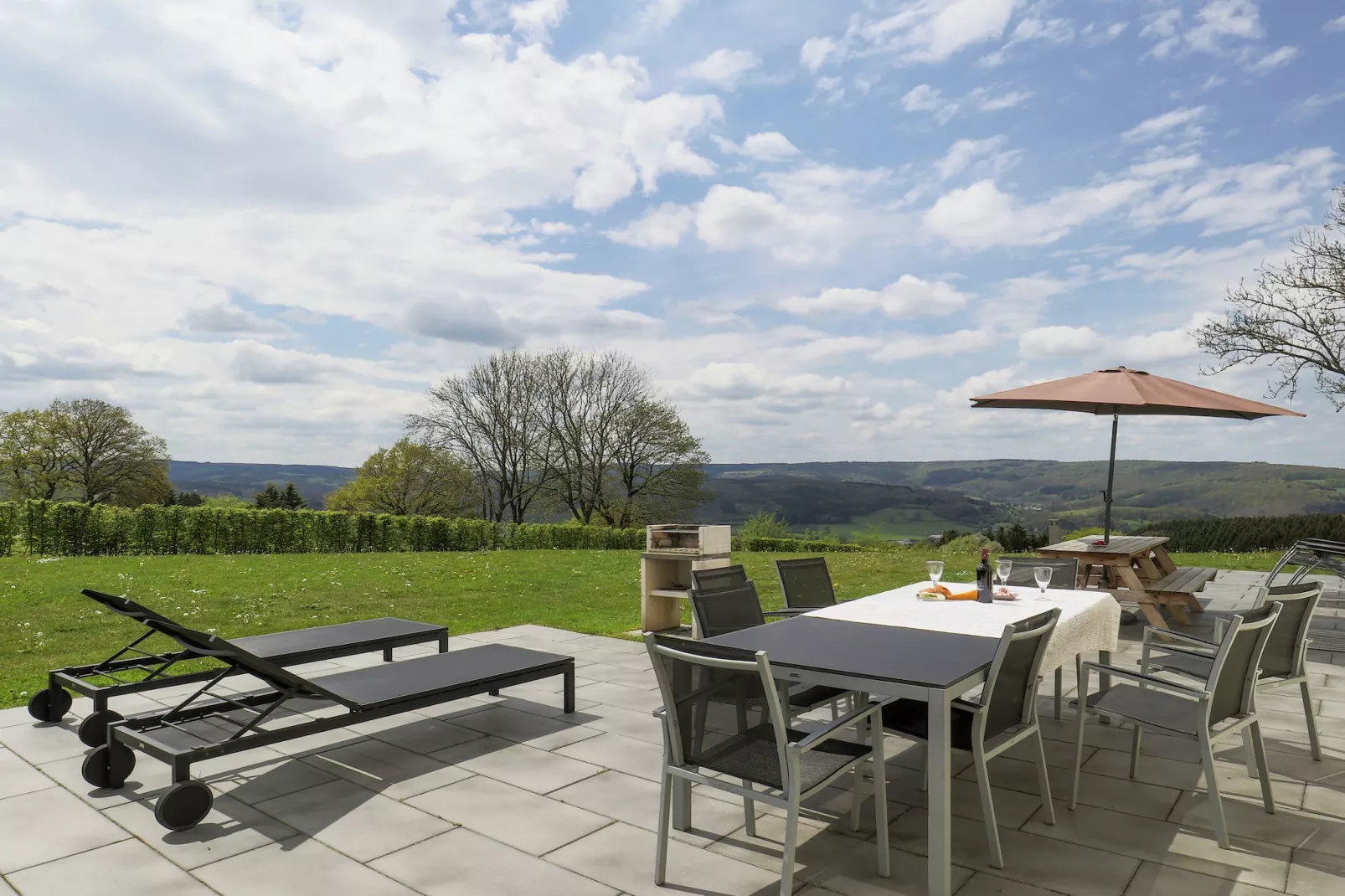 Le Paradis et Espace-Gardens in summer