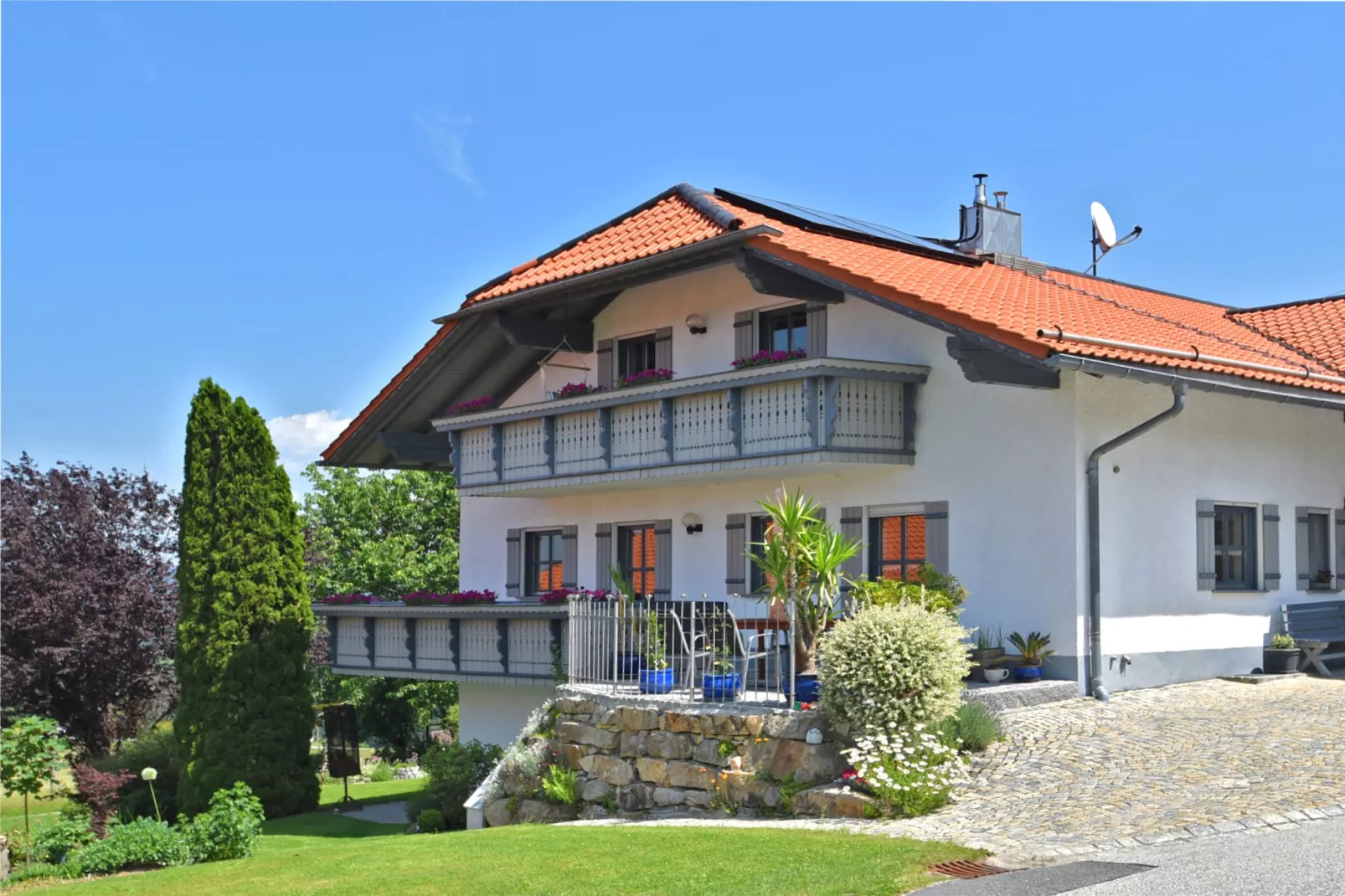 Holecek-Exterior in summer