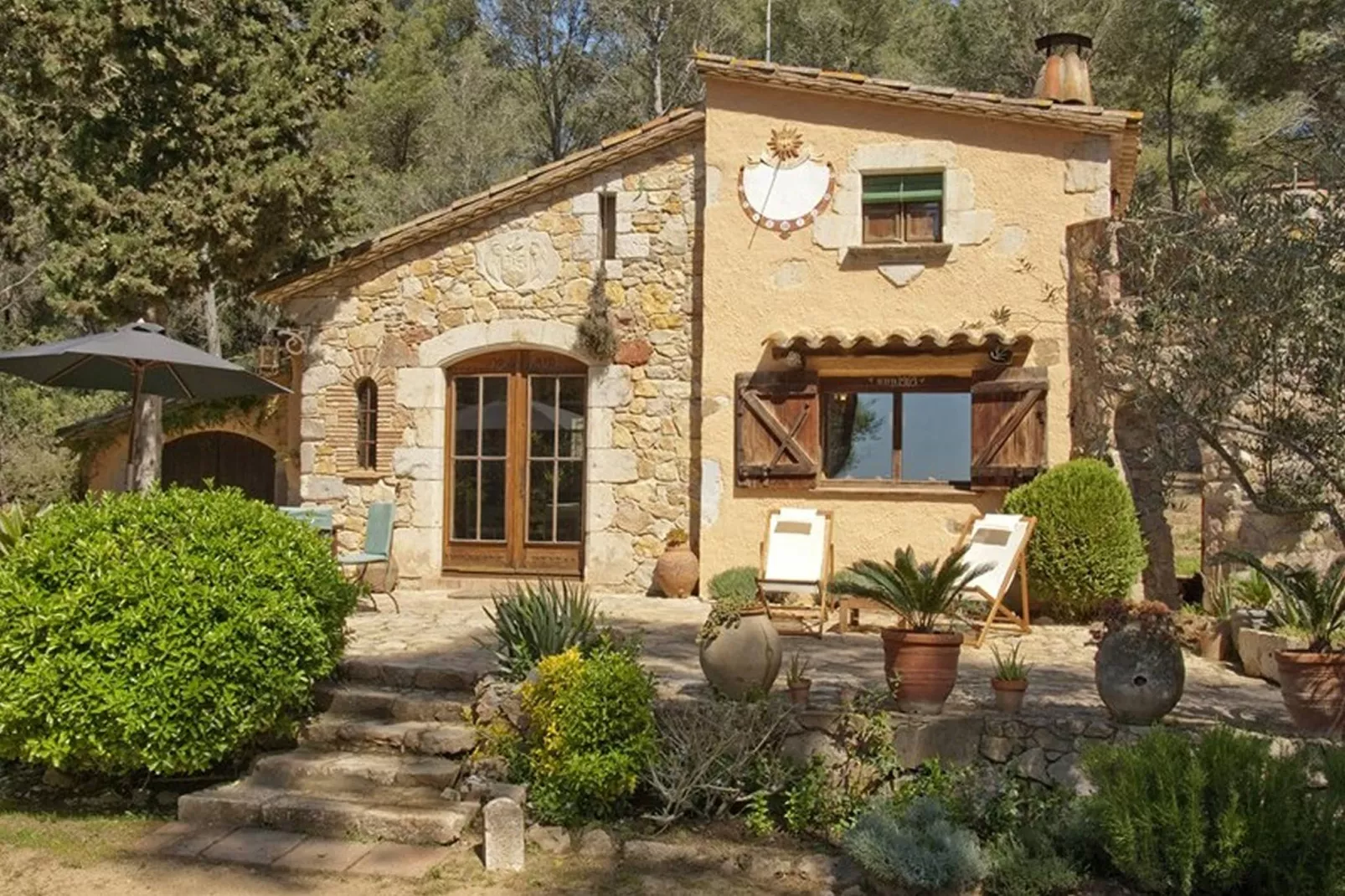Can Vives-Exterior in summer