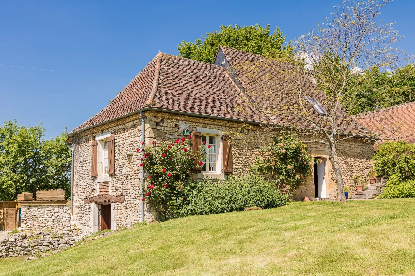 L'Hermite-Exterior in summer