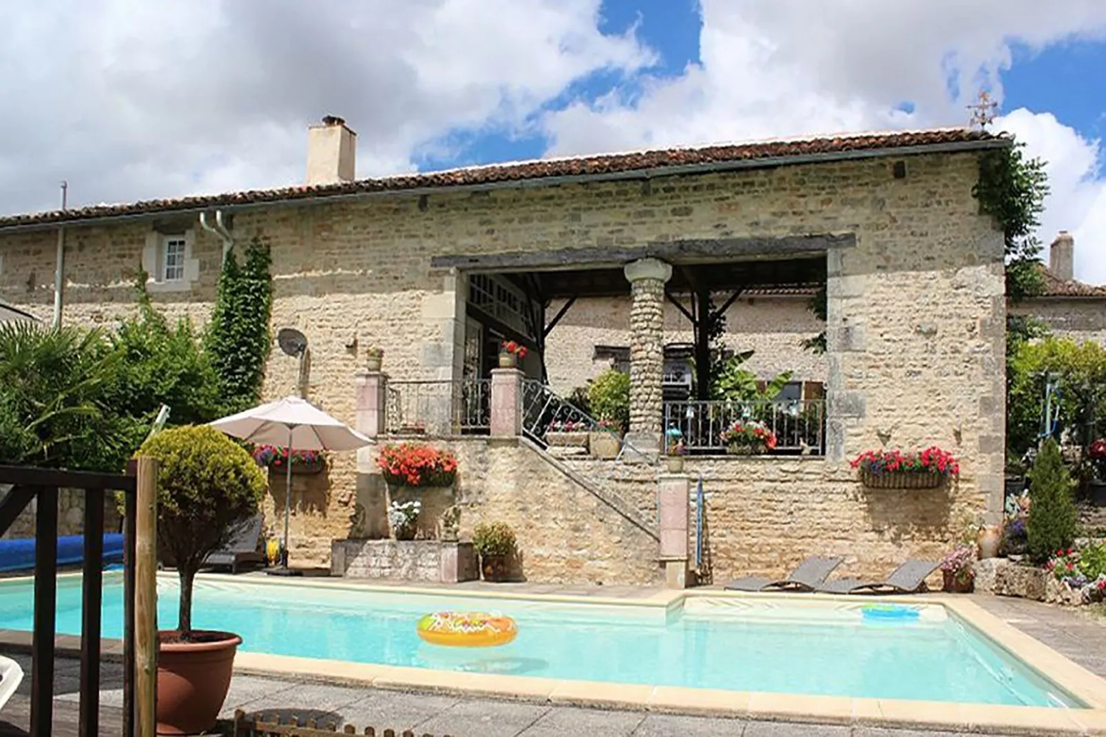 Maison fabuleuse avec piscine-Extérieur été