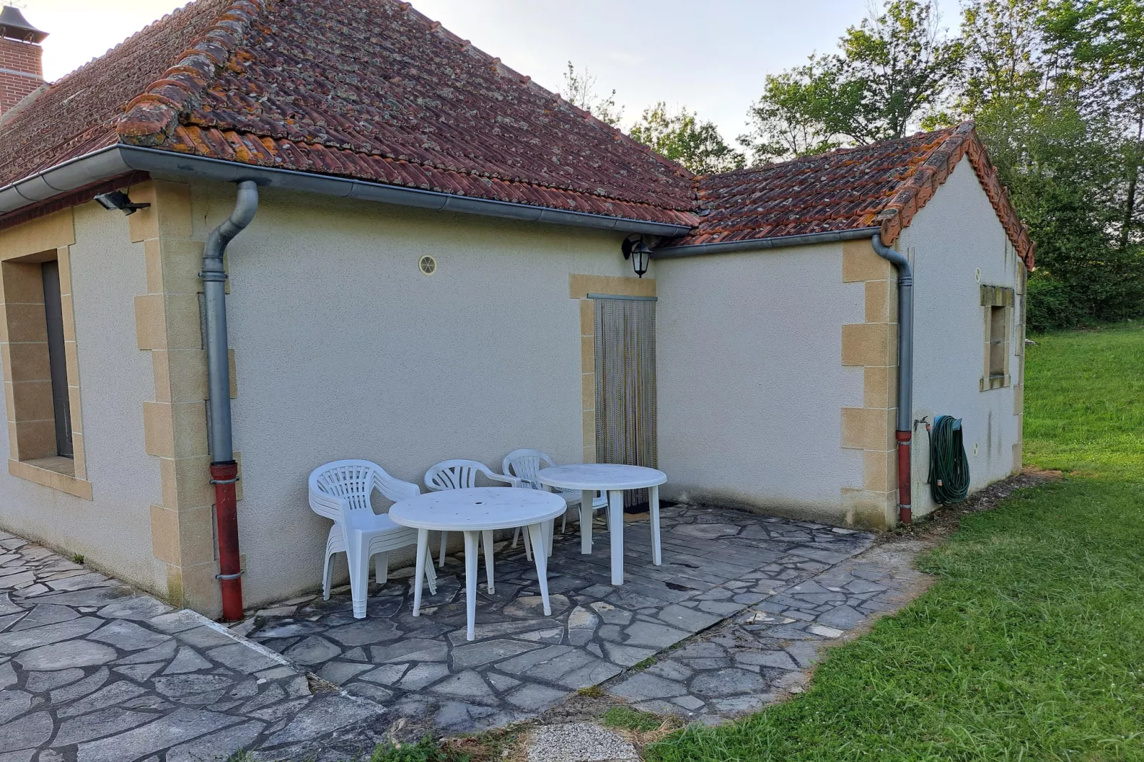 Maison de vacances -   VIEURE-Terrasse/Balkon