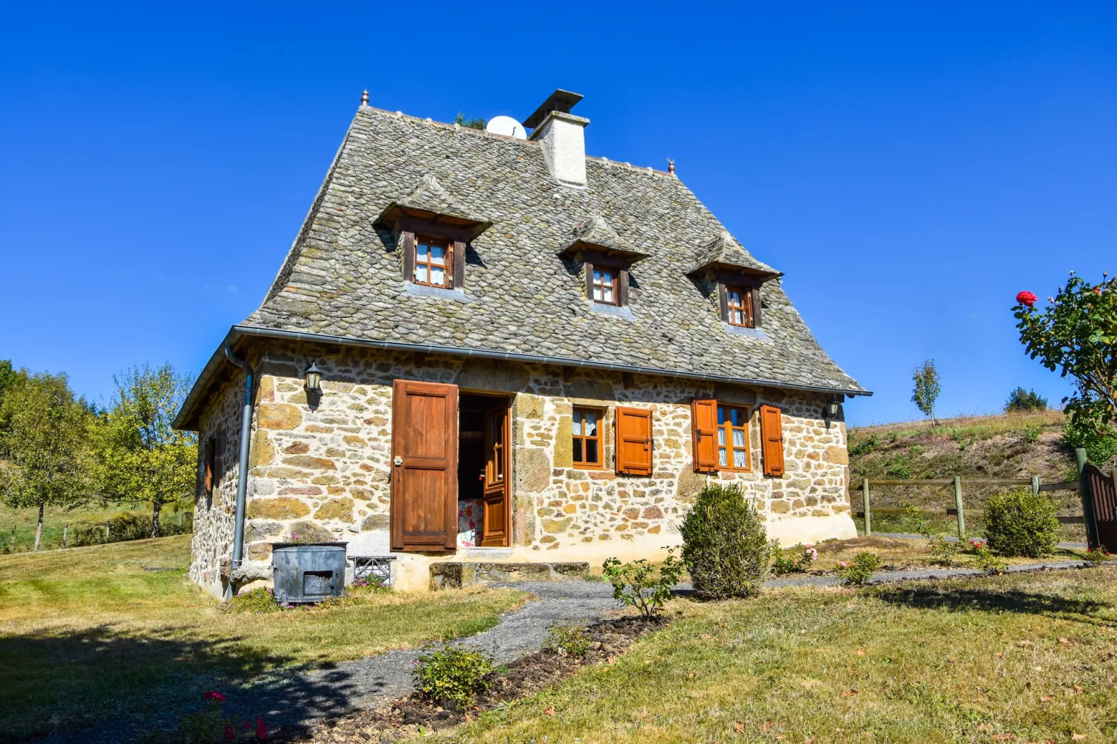 Authentique maison auvergnate-Außenbereich Sommer