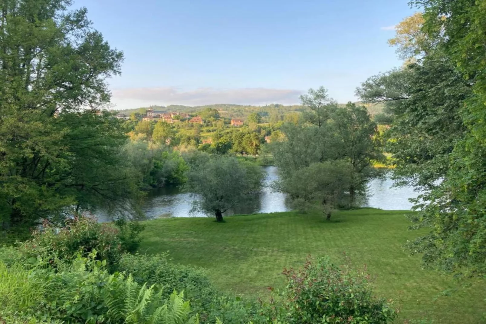Altillac - La Rivière-Areas within 20km in summer