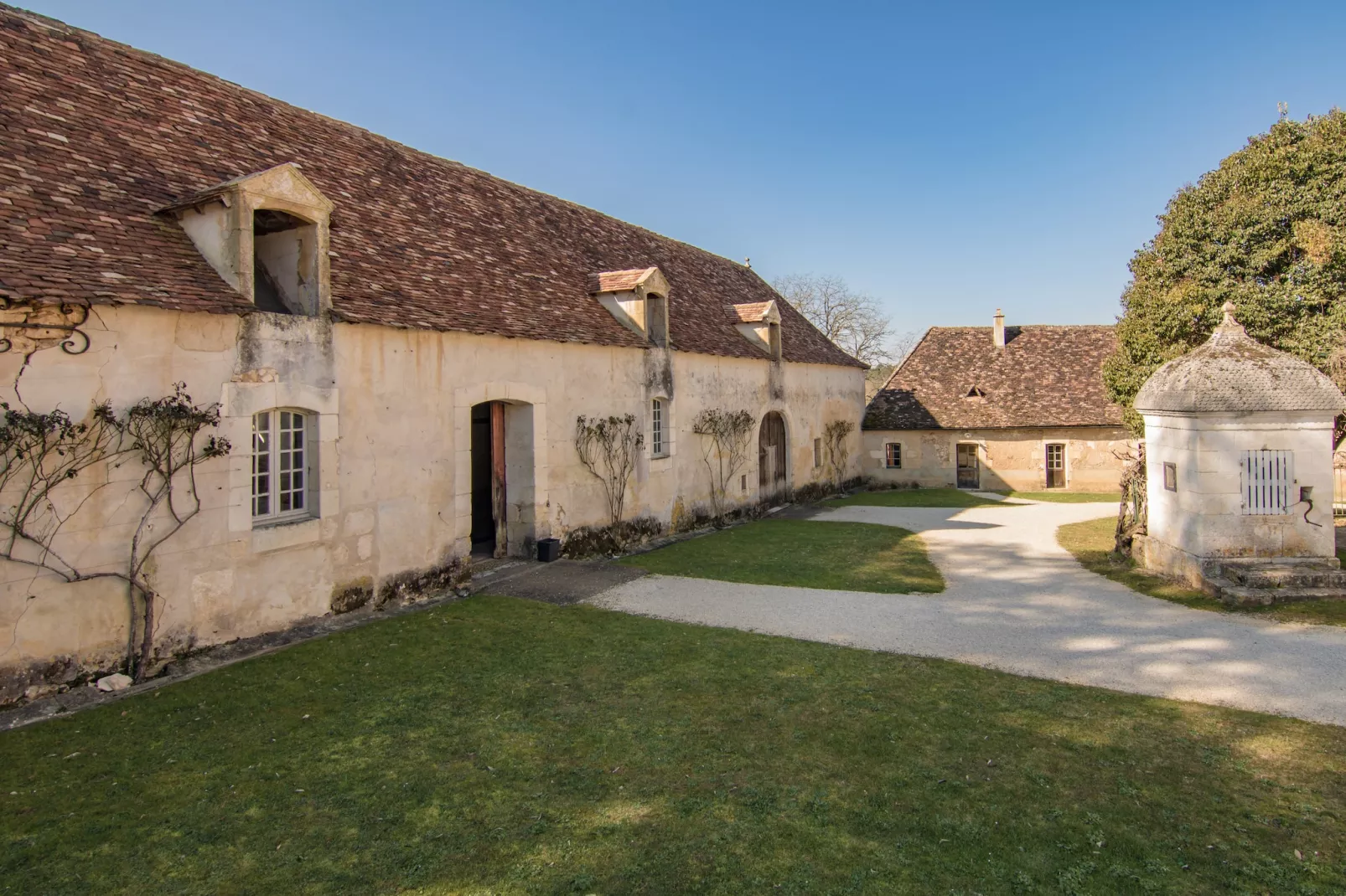 La Leotardie-Exterior in summer