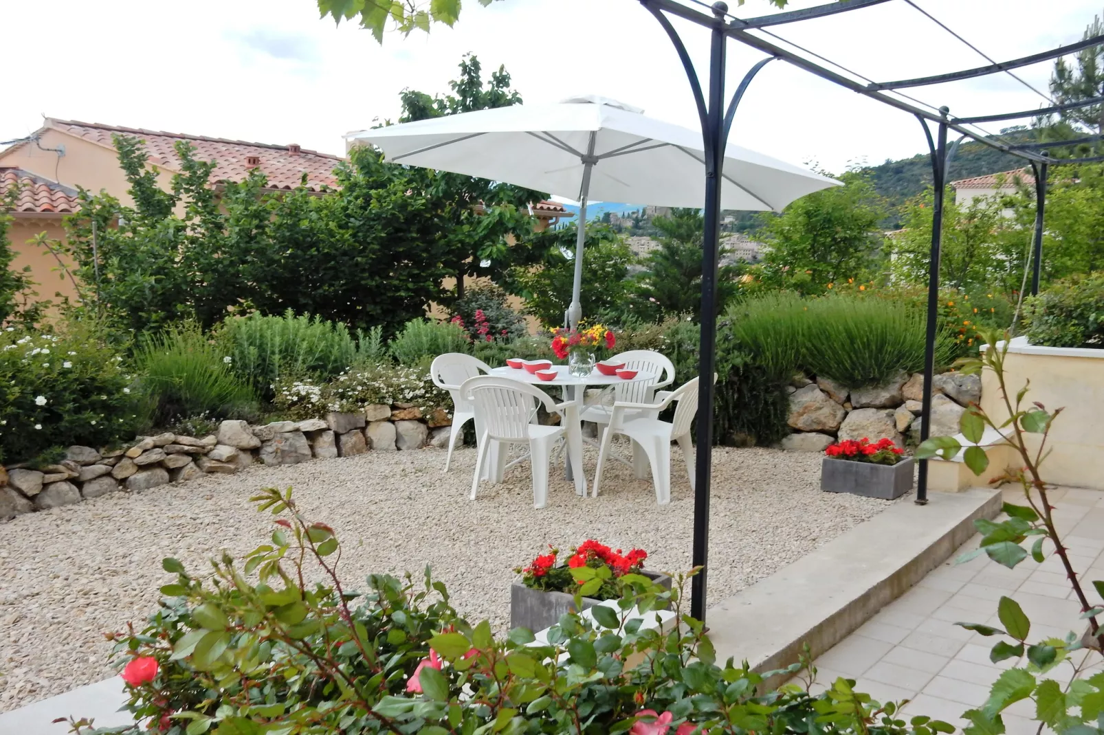 Studio - MONTBRUN-LES-BAINS-Gardens in summer