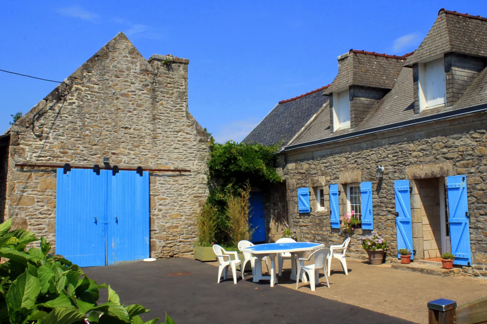Maison de vacances Plouhinec-Exterior in summer