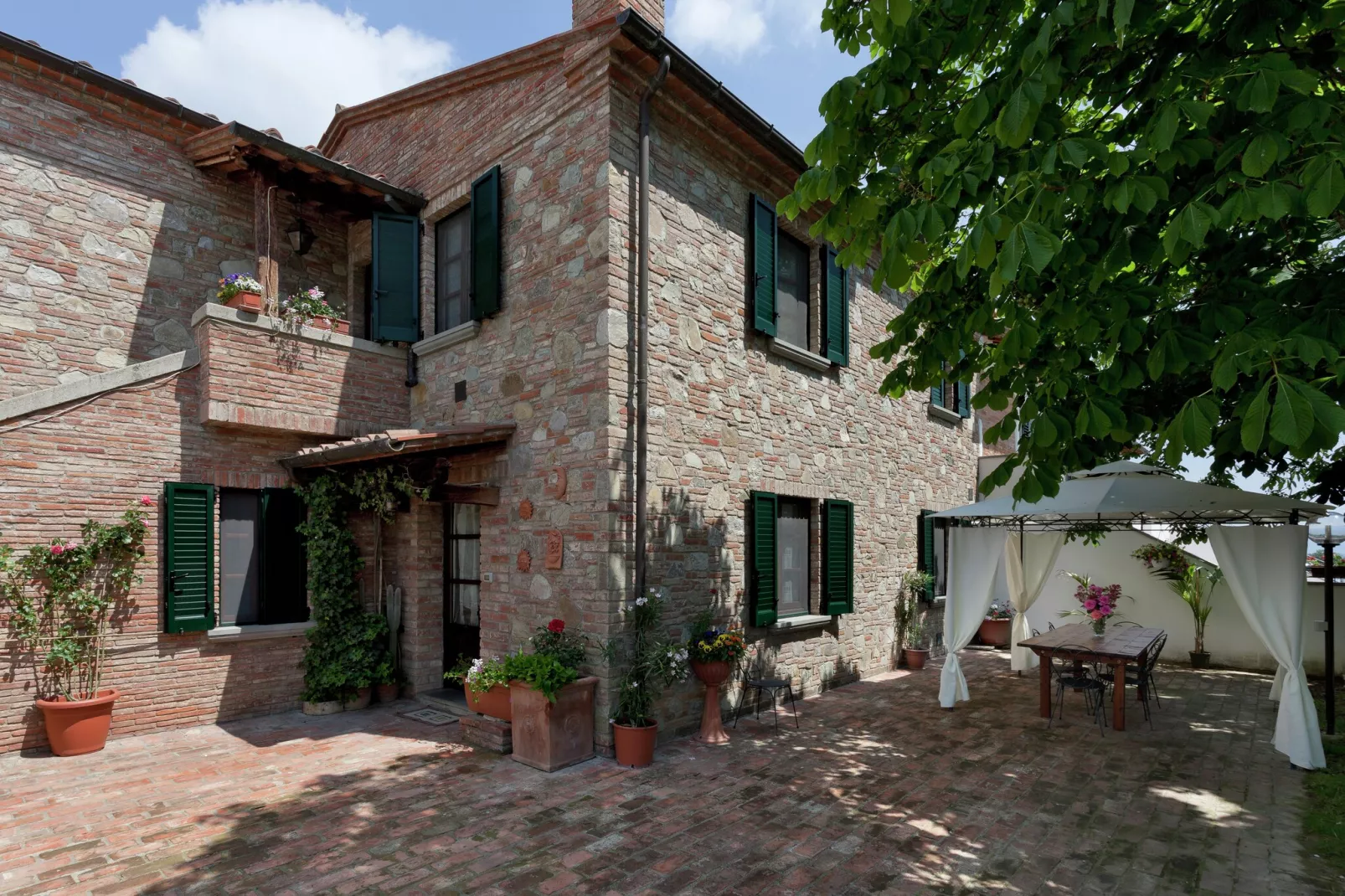 Castagno del Riccio-Exterior in summer