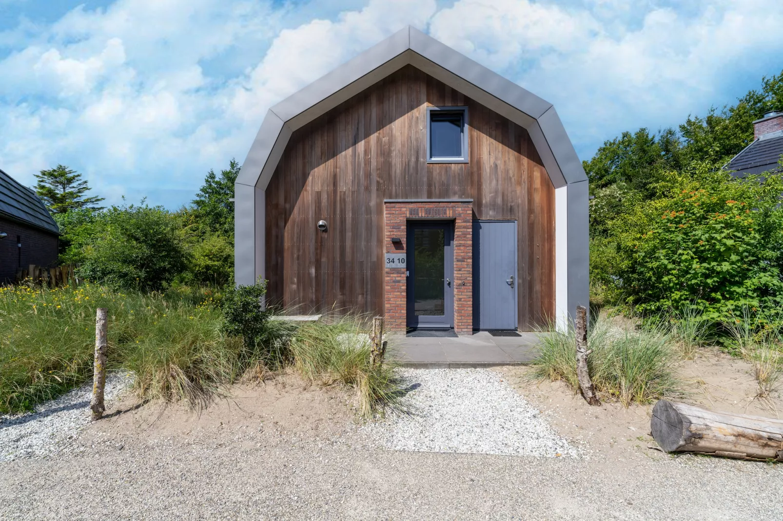Waterland-Exterior in summer