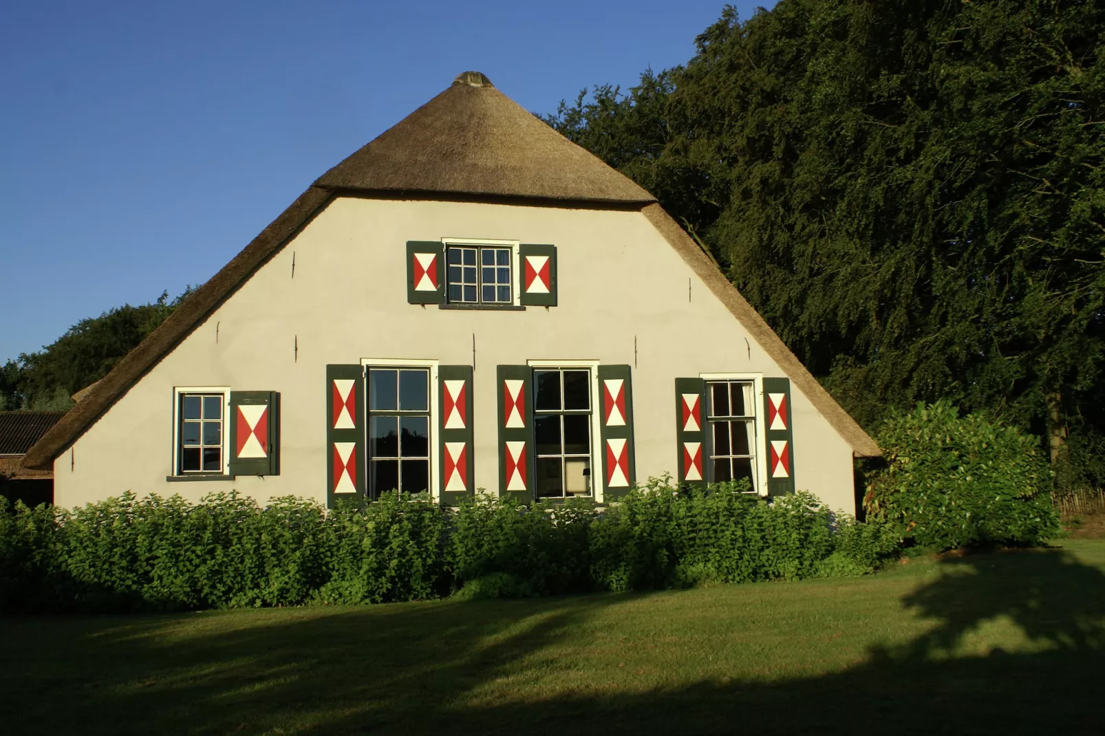 Hofstede Groot Blankenstein-Exterior in summer
