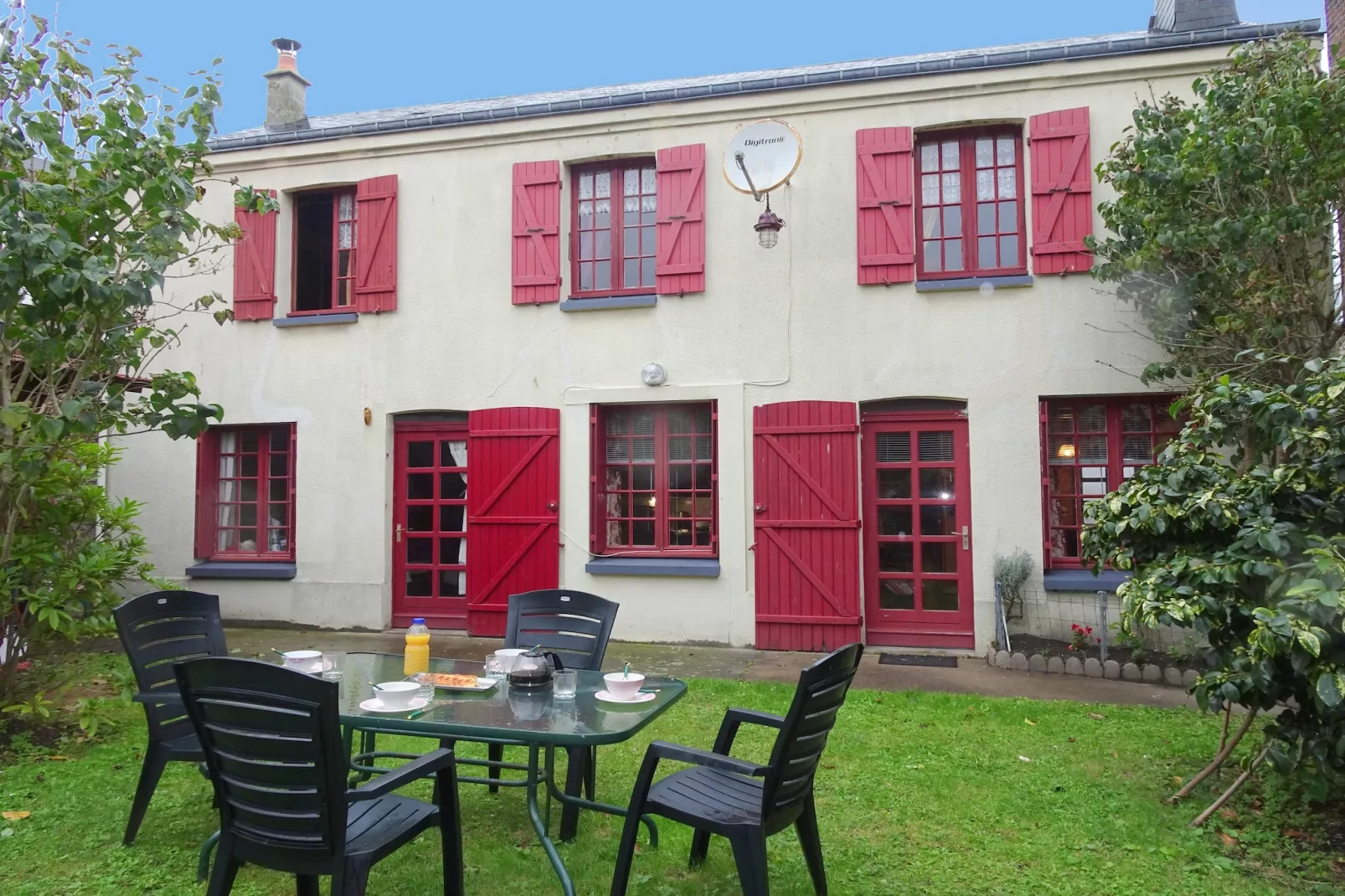Semi-detached house Etretat-Gardens in summer