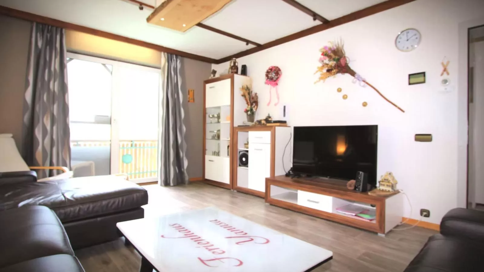 Yannsa-Living room